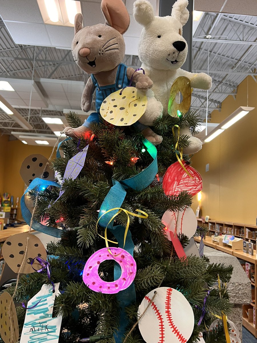 ashleymcveyMRS's tweet photo. May’s Storybook Tree is absolutely fabulous!  It’s based upon the book “If You Give a Mouse a Cookie”. There’s even a guessing game and raffle to go with it!   This is has been so fun to watch this tree transform each month to new books. @MillsRiverSch #THEPlacetobe https://t.co/Xq62yC0rBO