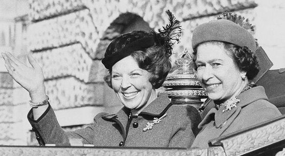 DutchCentre's tweet image. Join us on Weds 3 May at the #Dutch Centre for "#Royal Women in the UK and the #Netherlands", a timely &amp;amp; fascinating look at the reigns &amp;amp; legacies of 🇳🇱 &amp;amp; 🇬🇧female monarchs 👑

Featuring @AnnaWhitelock @JustineMarcella &amp;amp; @annesaenen 

Tickets: dutchcentre.com/eventer/royal-…

#Coronation