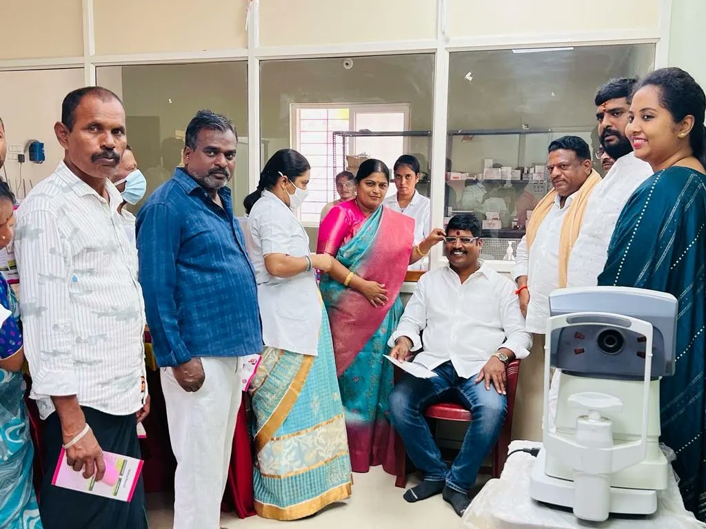 KolanSushma's tweet photo. మున్సిపల్ పరిధిలోని 14వ వార్డులో కంటి వెలుగు కార్యక్రమాన్ని ప్రారంభించిన మున్సిపల్ చైర్ పర్సన్, వైస్ చైర్మన్, మున్సిపల్ కమిషనర్, మరియు బిఆర్ఎస్ పార్టీ సీనియర్ నాయకులు, కార్యకర్తలు, తదితరులు. @PrakashGoudTRS @DrRanjithReddy @CollectorRRD @KTRBRS @AmoyKumarIAS https://t.co/5Avp2Y5cbt