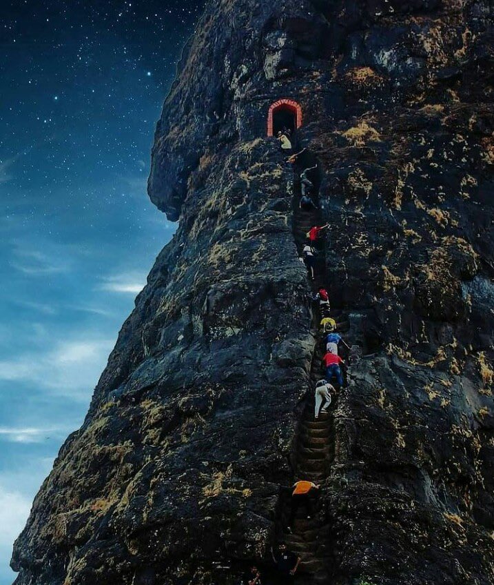 IndiaTales7's tweet photo. 10 of the most amazing Fort Treks in Maharashtra, India🇮🇳

1. HariHar Fort Trek https://t.co/Oez49iTtm6