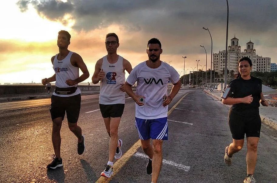 Hace un par de domingos atrás, los #CubanRunners celebramos los cumpleaños de Maricela y Josué con una carrera en grupo por el Malecón que terminó con todos cantando "Feliz Cumpleaños" y soplando las velitas de un cake delicioso. 🎂🥳🏃‍♀️🏃‍♂️🏃‍♀️🏃‍♂️🏃‍♂️🏃‍… instagr.am/p/Crv3gpDt7Yj/