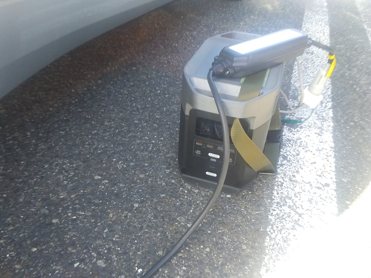 hirataz4's tweet photo. #ポータブル電源 #EFDELTA であれば少しは給電可能ですー！画像は #アイミーブ 充電中(笑) https://t.co/vbzxoU1DK6