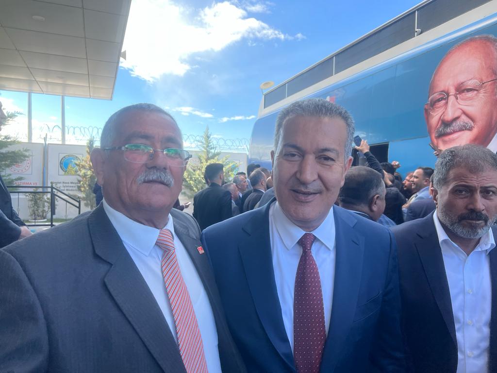 Van'da bugün bayram havası vardı. 
İnsanların umudu mutluluğa dönmüştü. Emeği geçen herkese <a href="/ChpErcis/">CHP ERCİŞ</a> ilçe başkanlığı olarak teşekkür ediyorum. 
#Haydi