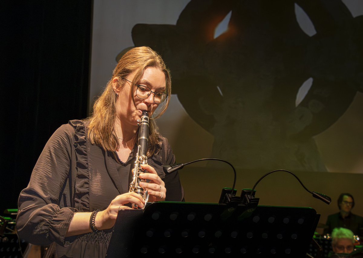 ktvm_tiel's tweet photo. Filmmuziek in de Agnietenhof, afgelopen zondag was ons voorjaarsconcert.

Mede mogelijk gemaakt door Bakkerij van Ooijen , Lunchcafé Royal en Boetiekhotel Bonaparte uit Lochem. Het slagwerk is vervoerd in een bus die werd gesponsord door Autobedrijf Willekes 

📸 Kees van Ginkel https://t.co/3vKj8k1tCk