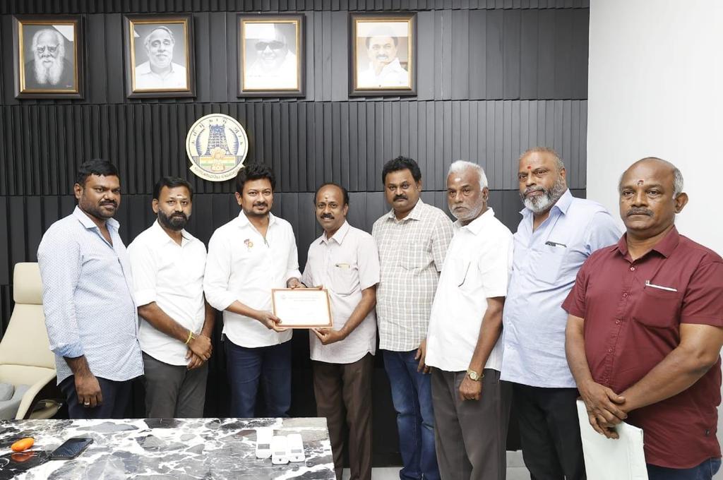 #TFPC என்.இராமசாமி, துணைத்தலைவர் தமிழ்குமரன்,செயலாளர்கள் கதிரேசன், ராதாகிருஷ்ணன், இணை செயலாளர் செளந்தரபாண்டியன், தமிழ்நாடு சட்டமன்ற உறுப்பினரும் ,செயற்குழு உறுப்பினருமான அம்பேத்குமார், செயற்குழு உறுப்பினரான விஜயமுரளி 
ஆகியோர் அமைச்சர் உதயநிதி ஸ்டாலின் அவர்களிடம் வாழ்த்து பெற்றனர்