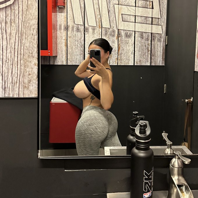 I&rsquo;m hot https://t.co/a7eNe1xFBm