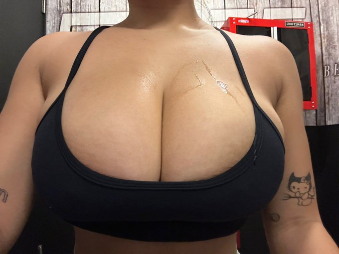 I&rsquo;m hot https://t.co/a7eNe1xFBm