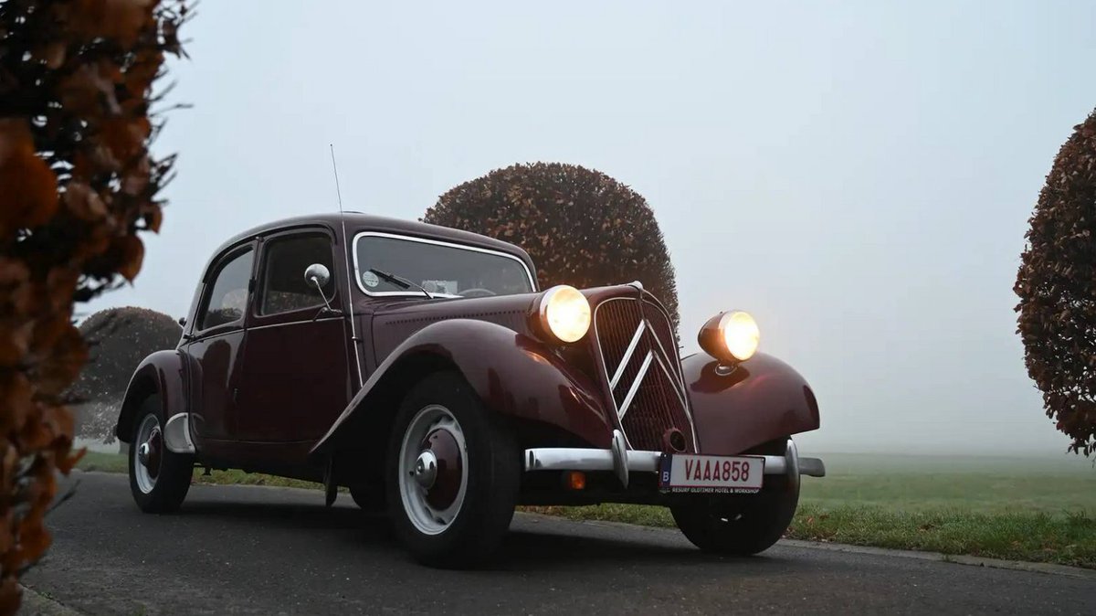 Classic_Trader's tweet image. In 1934, #Citroen was the first company to use #FrontWheelDrive in a production vehicle.

No wonder this model was henceforth called "Traction Avant", which means "front-wheel drive" in English.

Discover more:
classic-trader.com/tw327257