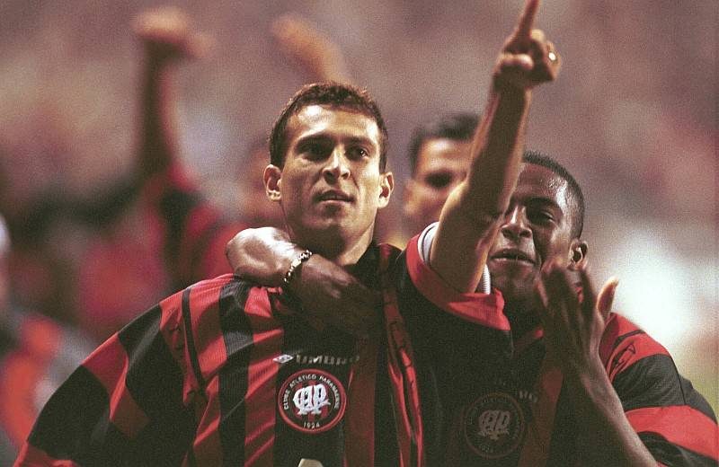 em 1999 #Athletico e #Botafogo se enfrentaram pela Copa do Brasil.

2 a 1 para o Botafogo no Rio.

Na Arena o CAP ganhou por 2 a 1 e perdeu a classificação nos pênaltis fazendo 1 gol e levando 4 nas cobranças.

Foto: Luisinho Netto jogador do #athletico na época.

Gazeta do Povo