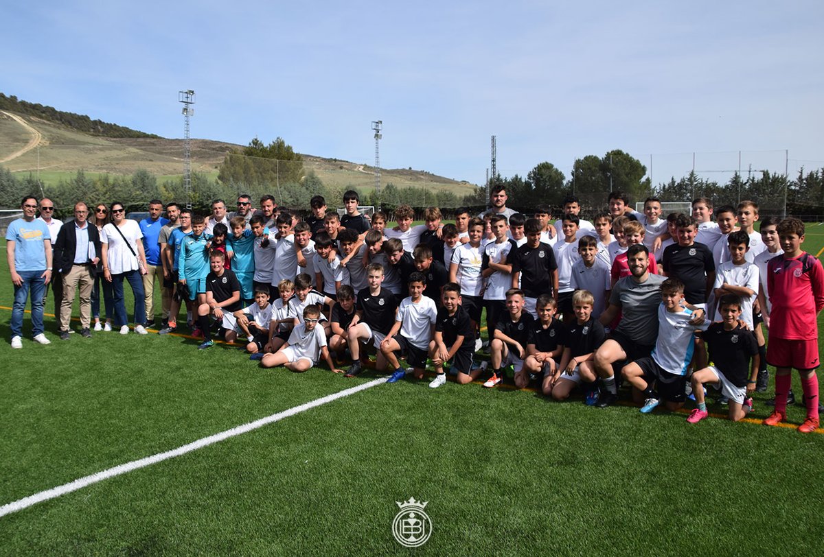 UBConquense's tweet photo. Miembros de nuestra junta directiva, encabezados por nuestro presidente Ángel Mayordomo, han recibido a la candidata a la alcaldía por el @PopularesCuenca , @beajimenez2023 para compartir el proyecto del club con el deporte y la ciudad, tratando desde la implicación en el fútbol base hasta la proyección de Cuenca a través de la #UniónBalompédica, club con 800 socios en la última temporada, más de 450 deportistas bajo una misma estructura y 33 equipos.

Desde nuestro club estaremos encantados de compartir nuestro proyecto con todos aquellos grupos políticos que así lo deseen.

#UniónBalompédica #ConquenseAlé #Cuenca
