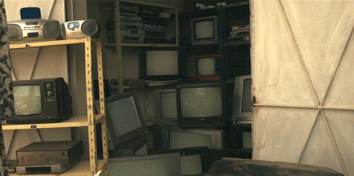 todderbert's tweet photo. "Mini BoomBooms",  R.O.T.D.
The Skinny:  Spotted these two Portable Radios outside the TV/Radio shop while watching Invasion S01E02 "Crash" on Apple TV+.  
Fun Audio Exploration Awaits You! at eBay: https://t.co/zXMc44IZ2y
#invasion #appletvplus #boomboxes #radiosathemovies https://t.co/zkr7QdMDDk