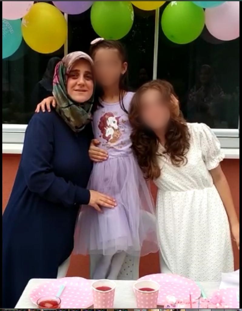 TUTUKLANDI 

Eşi 31 aydır tutuklu olan, iki çocuk annesi Rümeysa Som biraz önce tutuklandı. 

Çocuklar yıllardır babasızdı, şimdi annesiz kaldı. Gurur duyun adaletinizle. <a href="/adalet_bakanlik/">T.C. Adalet Bakanlığı</a> 

kronos36.news/tr/esi-de-mahp…