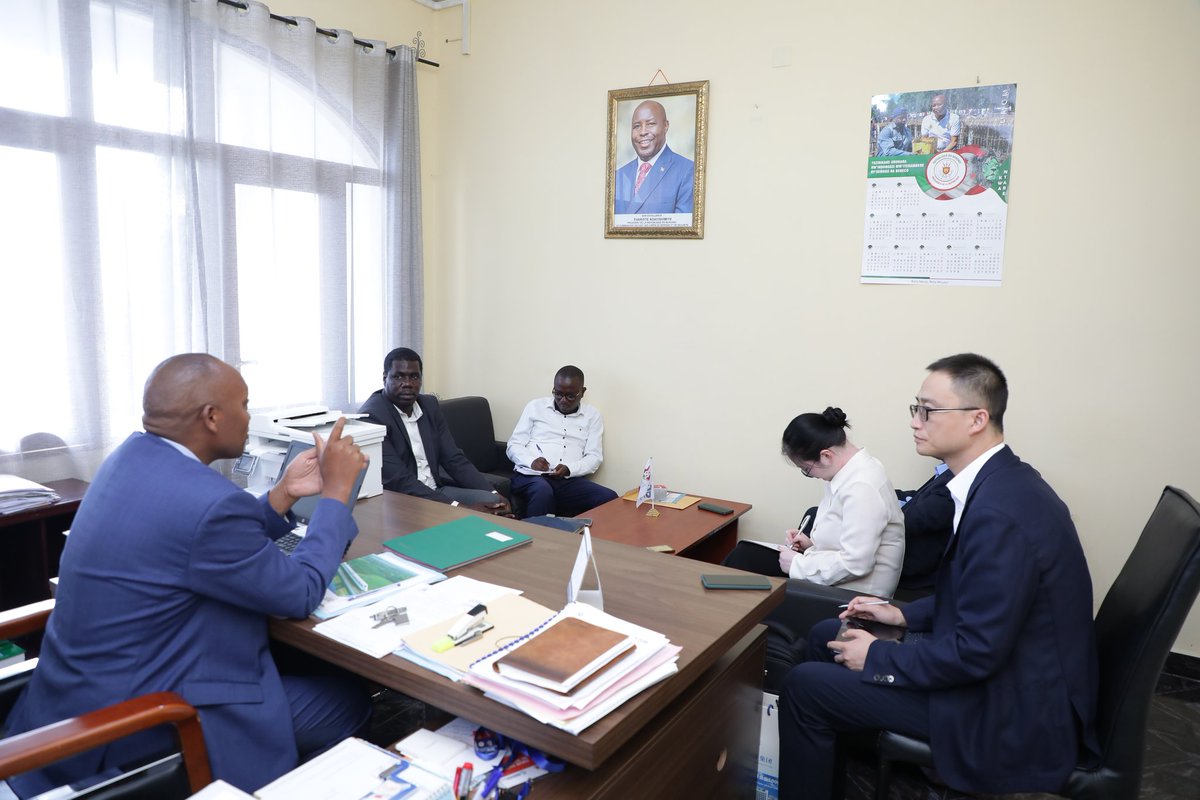Ce mardi 02/05/2023, le Directeur Général de l'<a href="/ADB_Burundi/">Agence de Développement du Burundi (ADB)</a>, M. <a href="/DNgendakumana/">Didace Ngendakumana</a>, a accueilli Marsha Hu et Lingyu Ren,  représentants d'une société chinoise en prospection d'investir au #Burundi dans les secteurs d'infrastructures, mines, energies et traitements des déchets.