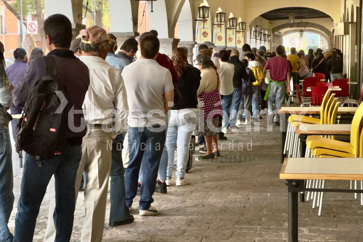 TransicionM's tweet photo. Desde muy temprano, son visibles las largas filas en el Registro Civil del Estado para realizar trámites como, casamientos, registro de recién nacidos, divorcios, reposición de actas de nacimiento, actas de defunción, entre otros. #TransiciónMx 
Vía:Richard Castillo//EsImagen// https://t.co/tmA1Nor5jH