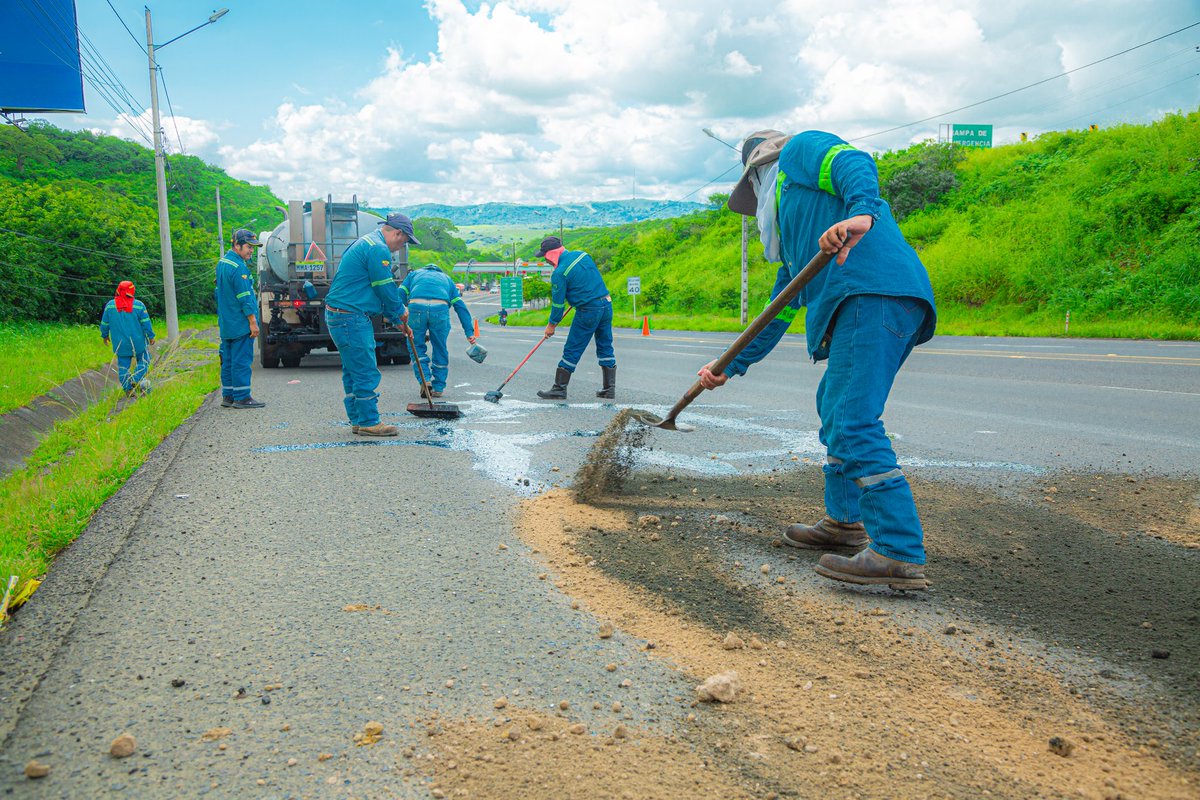ManabiV's tweet photo. Proseguimos con el mantenimiento de nuestra vía concesionada!
Esta mañana reiniciamos labores de sello de fisuras desde el Km. 9.7 en sentido Portoviejo-Manta.

¡Trabajamos por tu seguridad vial!

@Leoorlandoa 
@PrefecturManabi 

#AsíSeHaceManabí https://t.co/iLMtjKILFw