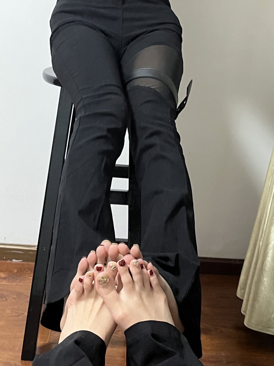 sbngjing1's tweet photo. Shall I step on somewhere else 🤔🤔 #feet_pic #FOOTFETİSH #原味 #原味丝袜 #原味內內 #女王s #字母圈 #线下足交 #网调 #征奴 https://t.co/xWeomtGq63
