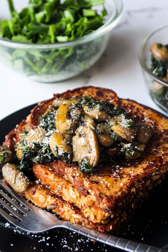 “Part of the secret of success in life is to eat what you like and let the food fight it out inside.” Mark Twain 🔸Savory French Toasts with Spinach and Mushrooms #holyshit #food #trending #foodie