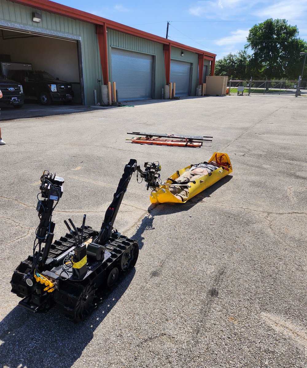 6WMDCST's tweet image. Our qualified personnel conducted Talon aka &quot;Johnny 5&quot; Robotic training on downed personnel retrieval &amp;amp; two-way stair manipulation. The Talon Robot is controlled remotely &amp;amp; allows for air and liquid sampling, Hotzone reconnaissance, and sample retrieval. #talonrobot @TXMilitary