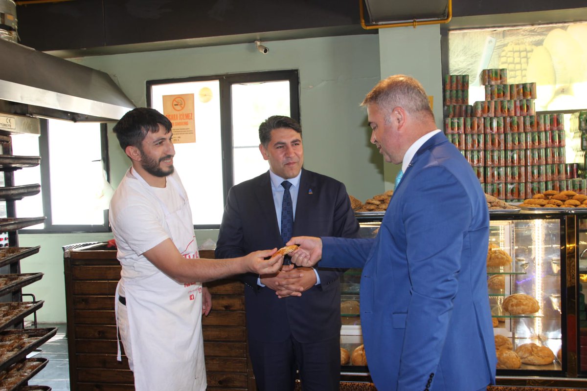 HalilDemirda9's tweet photo. Millet ittifakının Şanlıurfa milletvekili adayı Sn Av. Ahmet TÜYSÜZ halka buluşması tüm hızıyla devam ediyor. Karaköprü esnafı ve pazar ziyaretleri @avibrahimhaydin @feyyazekici5 @AbdulazizAslan @Mustafaatala11 @HasanCakici63 @ivak_remzi https://t.co/VGcgxfH7PS