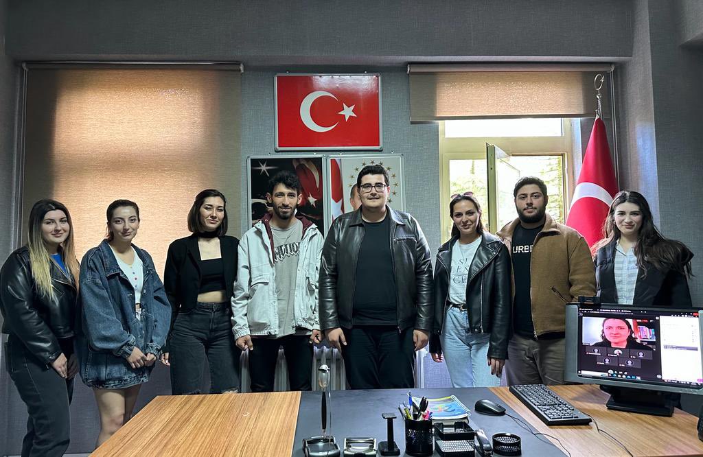 MauKonseyi's tweet photo. Bugün Kulüp Başkanlarımız ile yüz yüze ve online olarak “Festival” temalı toplantımızı gerçekleştirdik. Toplantıya katılan Kulüp Başkanlarımıza teşekkür ederiz. Gelişmeleri çok yakında paylaşacağız. Takipte kalın 😉

#KampüsFest
#MauKonseyi
#MaltepeÜniversitesi https://t.co/iioLMx1V2P