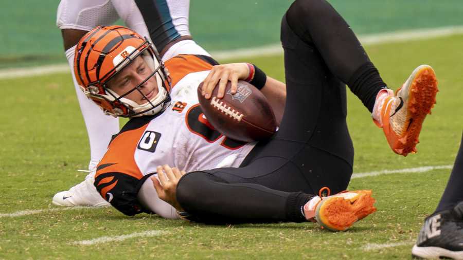 BeauxWV's tweet photo. Kenny Pickett:
-Replaced former NVP
-2 game winning drives as a rookie
-Already in the HOF
-Undefeated in the playoffs and super bowl

Joe Burrow:
-Benched for Ryan Finley
-Replaced by Derek Carr in the Pro Bowl
-Choked against Mahomes
-0-1 in the super bowl

Just adding context https://t.co/amgdqQMxKJ