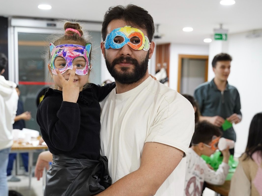hugiyat's tweet photo. Her yıl çocuklarla birlikte eğlence dolu anlar yaşadığımız etkinliğimiz Unimind Junior’da, bu sene depremzede çocuklarımızla bir araya geldik👶🏼💙
Hem keyifli hem öğretici atölyelerimizden geriye bu güzel fotoğraflar kaldı!🤩
#hacettepe #giyat #unimind https://t.co/yKnff2OnFG