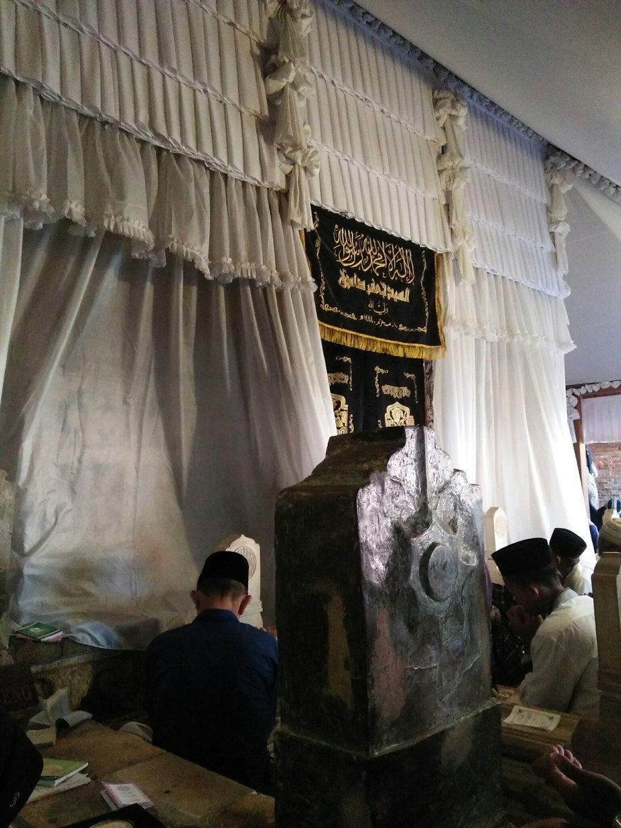 thofieq's tweet photo. Alhamdulillah Barokalloh
Ziarah Makam Mbah Raden Abdulfattah Demak, Mbah Sunan Kalijogo Kadilangu, Mbah Sunan Kudus. https://t.co/3PhAbUiDW2