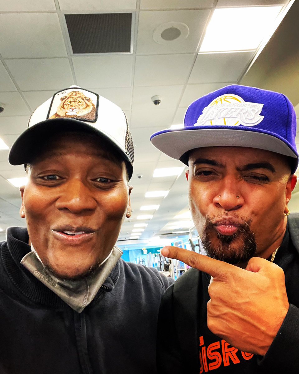 le_robinson_ (@butchythings) on Twitter photo queer joy moment:
running into this cool cat in the airport last week. Yooooooo, <a href="/dlocokid/">D'Loco Kid (D'Lo)</a> , fammmmm! It was so great seeing you and catching up! Let’s make some magic soon👏🏾👏🏾👏🏾.
#thistransactorslife
#thisnonbinaryactorslife
#travelingwhiletrans
#queerjoy
#gratitude queer joy moment:
running into this cool cat in the airport last week. Yooooooo, <a href="/dlocokid/">D'Loco Kid (D'Lo)</a> , fammmmm! It was so great seeing you and catching up! Let’s make some magic soon👏🏾👏🏾👏🏾.
#thistransactorslife
#thisnonbinaryactorslife
#travelingwhiletrans
#queerjoy
#gratitude