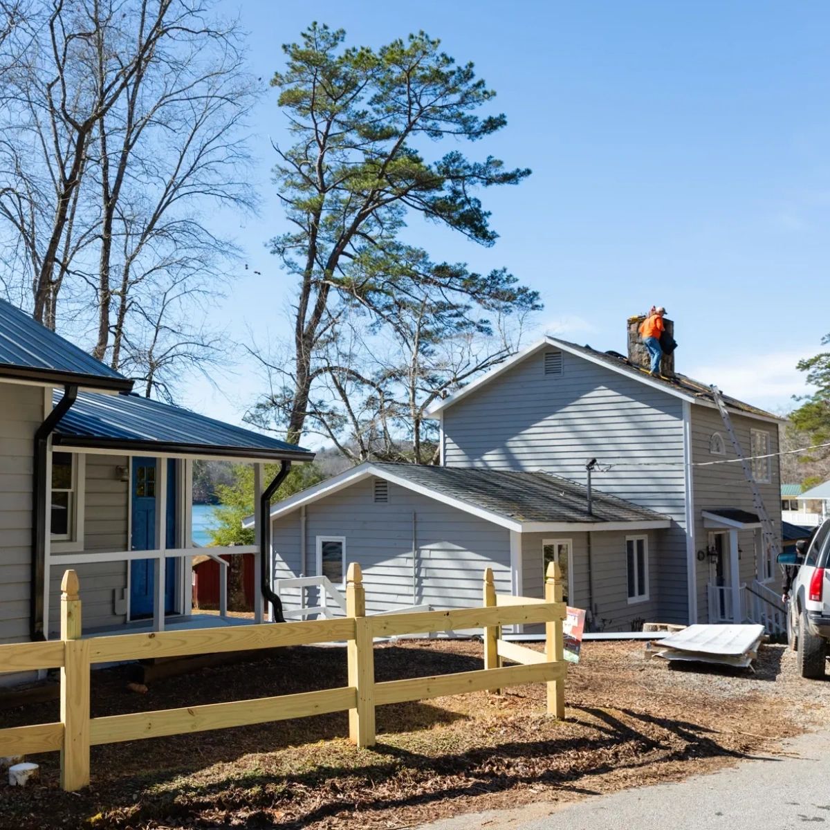 divkangaroof's tweet photo. Don't let unpredictable weather damage your roof. Trust the experts at our roofing company to keep your home safe and secure no matter what. Contact us today for a free estimate! https://t.co/HdF0u8ijtC