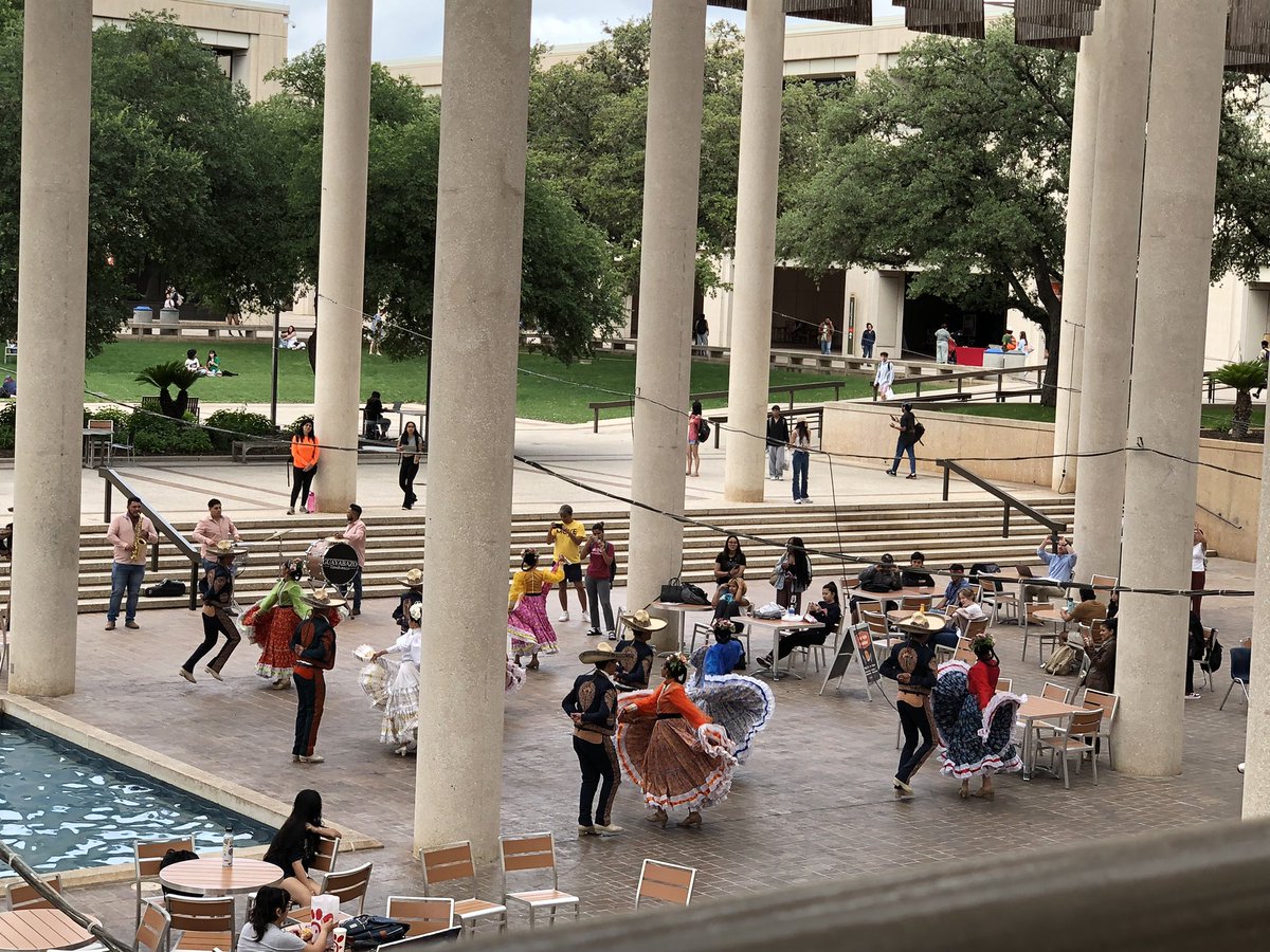 JorgeLSolis's tweet image. Gracias Ballet folklórico Plateros de Zacatecas en UTSA hoy #bbl_utsa #utsacoehd #danzaFolklorica
