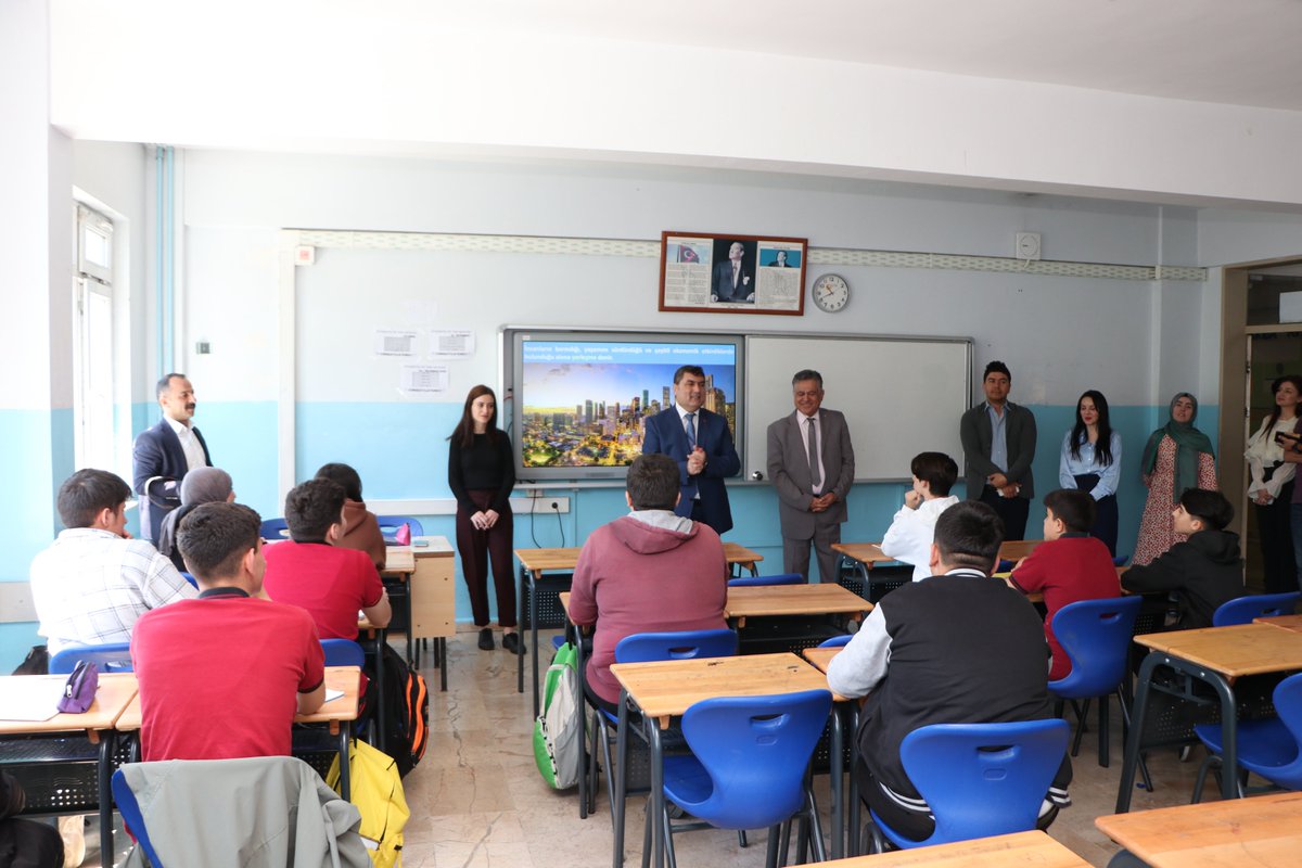 tcsultanbeyli's tweet photo. Kaymakamımız Kemal ŞAHİN, Milli Eğitim Müdürü Yaşar ÇAĞLAR ile birlikte,📍Sultan Alparslan Mesleki ve Teknik Anadolu Lisesi'ni ziyaret ederek okulumuzda incelemelerde bulundu.

Kaymakam Şahin, ziyareti sırasında öğretmen ve öğrencilerimizle sohbet etti. https://t.co/SbswDUAJgE