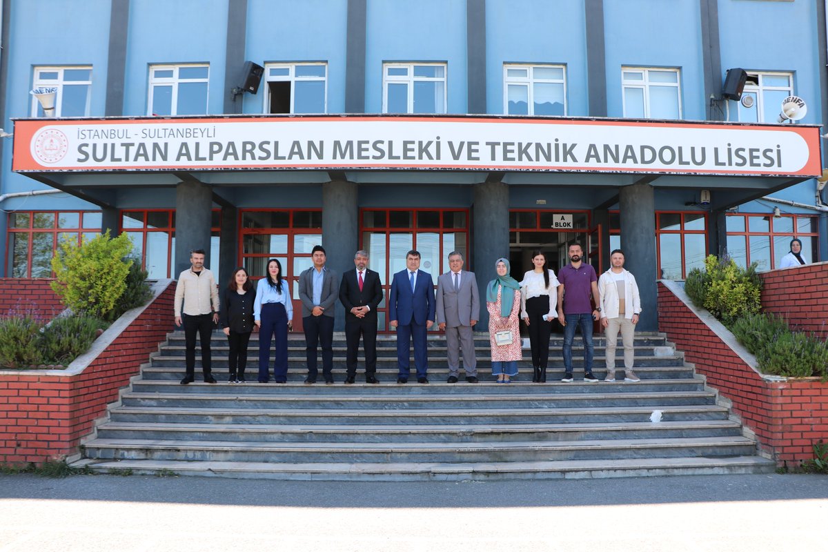 tcsultanbeyli's tweet photo. Kaymakamımız Kemal ŞAHİN, Milli Eğitim Müdürü Yaşar ÇAĞLAR ile birlikte,📍Sultan Alparslan Mesleki ve Teknik Anadolu Lisesi'ni ziyaret ederek okulumuzda incelemelerde bulundu.

Kaymakam Şahin, ziyareti sırasında öğretmen ve öğrencilerimizle sohbet etti. https://t.co/SbswDUAJgE
