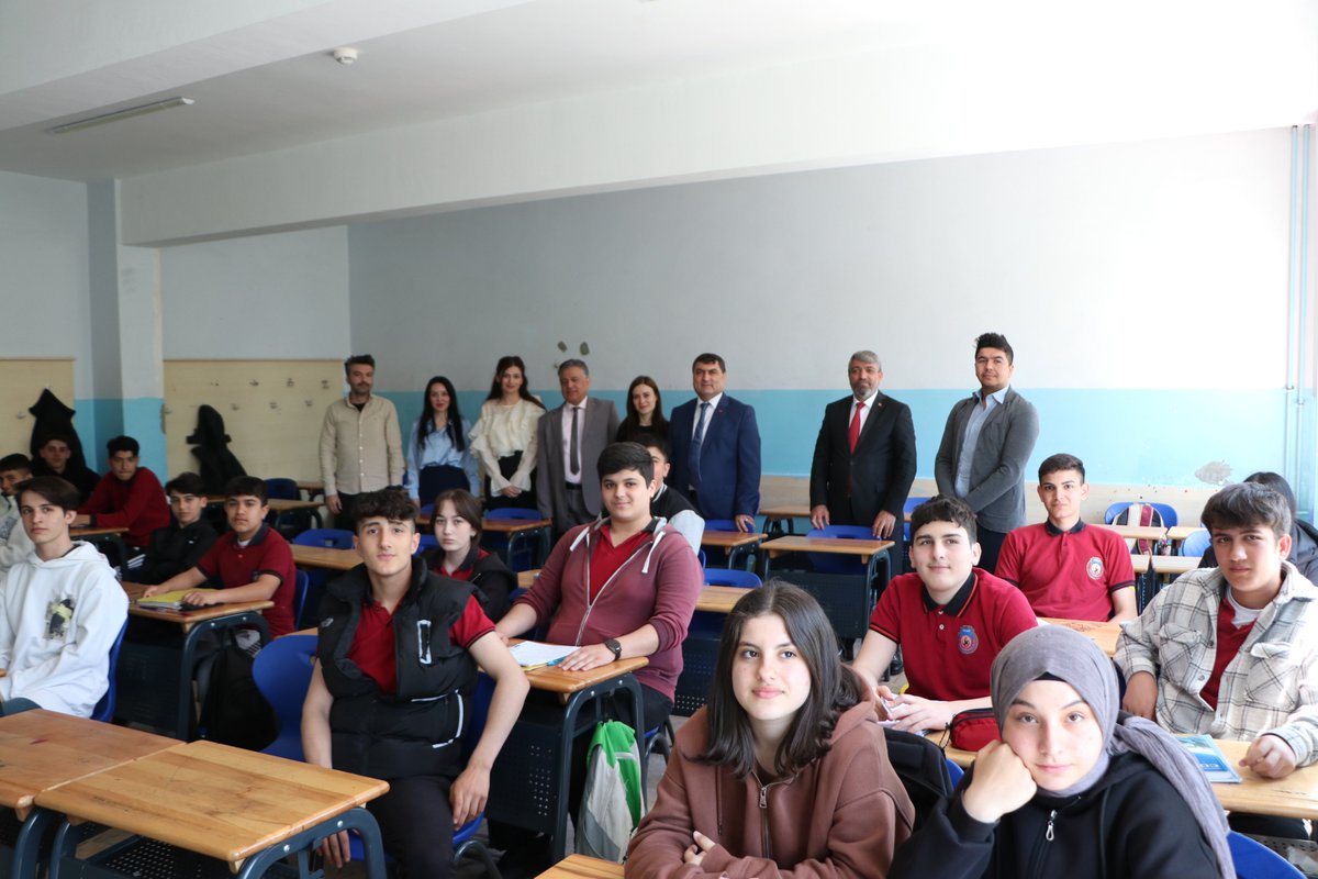 tcsultanbeyli's tweet photo. Kaymakamımız Kemal ŞAHİN, Milli Eğitim Müdürü Yaşar ÇAĞLAR ile birlikte,📍Sultan Alparslan Mesleki ve Teknik Anadolu Lisesi'ni ziyaret ederek okulumuzda incelemelerde bulundu.

Kaymakam Şahin, ziyareti sırasında öğretmen ve öğrencilerimizle sohbet etti. https://t.co/SbswDUAJgE