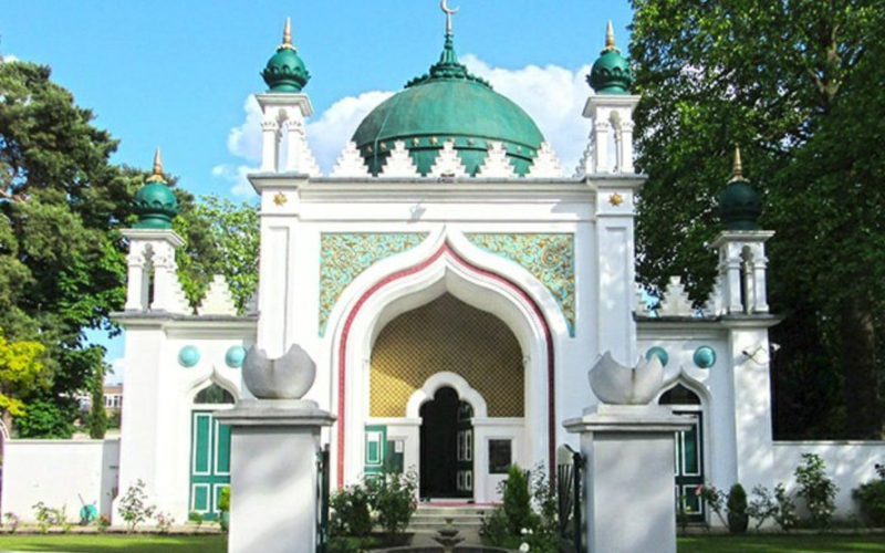 SurreyLibraries's tweet photo. FUN FACT:
The Shah Jahan Mosque, built in 1889 by Dr Gottleib Wilhelm Leitner, was the first purpose-built Mosque to be built in the UK and Northern Europe. Today the Mosque has the honour of being the only Grade 1 listed Mosque in Great Britain.

#LCHM @WokingLibrary https://t.co/GfF1PcJ9RS