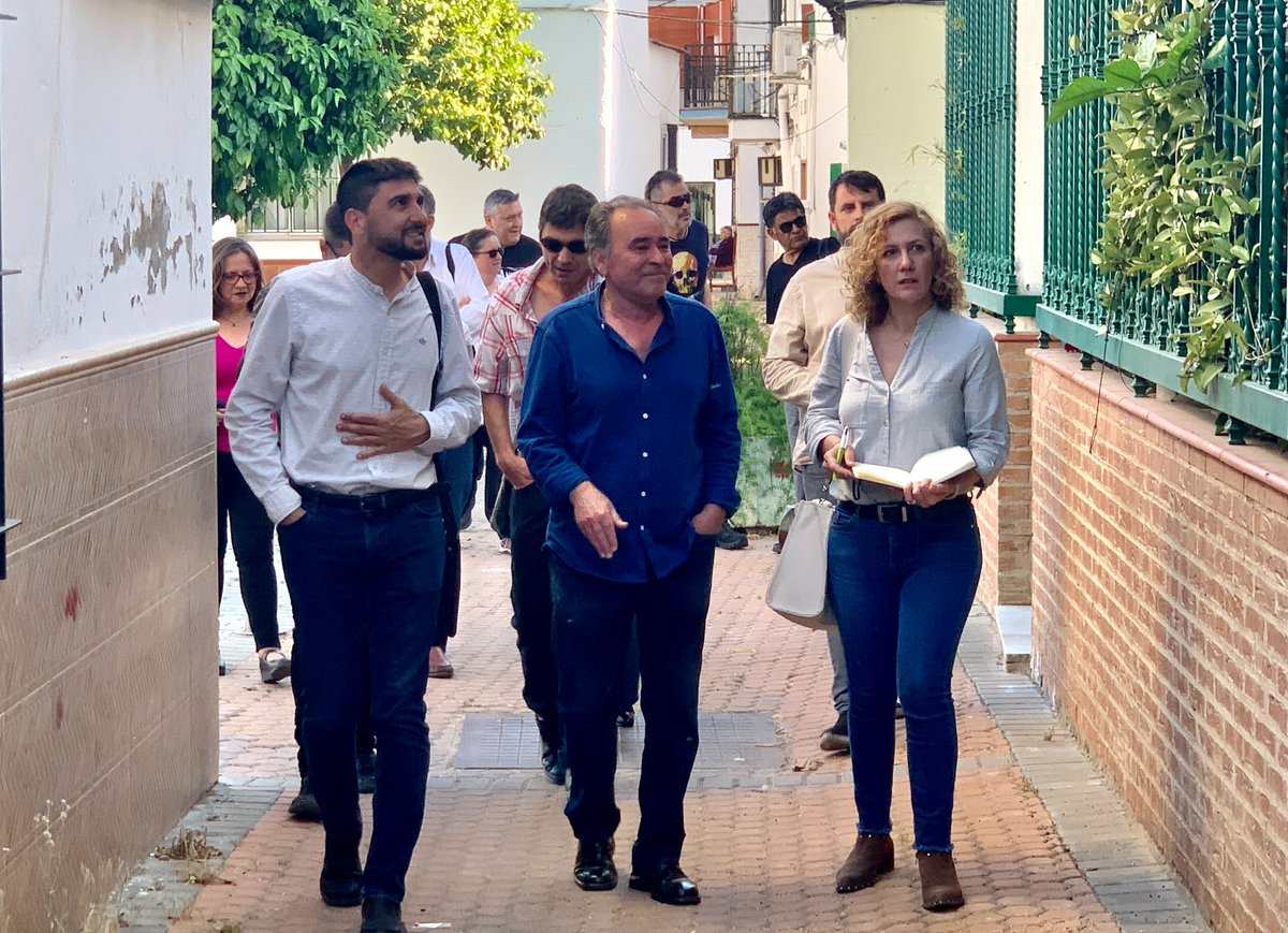 iusevillaciudad's tweet photo. 👥 Nuestro candidato @ismaelsc_  y la candidata de la confluencia a la Alcaldía, @SusanaHornillo, han estado con los vecinos de #LaBachillera y se han comprometido a incrementar el bienestar de los vecinos con equipamiento e infraestructuras adecuadas. 👇

https://t.co/s9SR0TIm6L https://t.co/jWXI2DFUY6