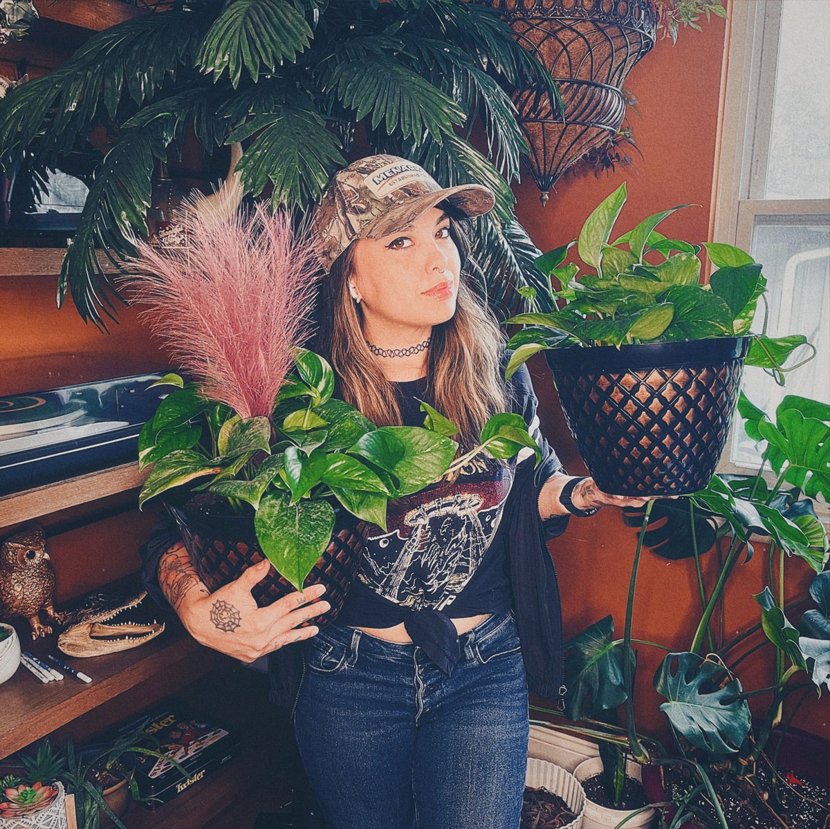 LisaLassi77's tweet photo. 🪴 Plants for days! 🌱
These pots were a $1.25 store find. Fluffed up with some faux (no mess) pampas grass (Amazon). 
#plantlady #plants #houseplants #loveplants https://t.co/jENDOJGEd9