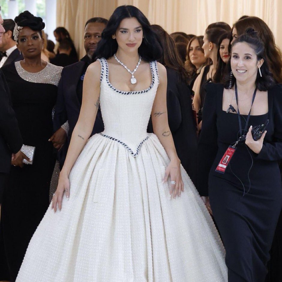 cidpll_'s tweet photo. Gli altri: indossano abiti dall’archivio di Karl, abiti ispirati ai suoi e abiti dedicati a lui. JARED LETO: SI VESTE DA CHOUPETTE, IL GATTO DI KARL LAGERFELD 🤣 #MetGala https://t.co/QNZAmy2wd5