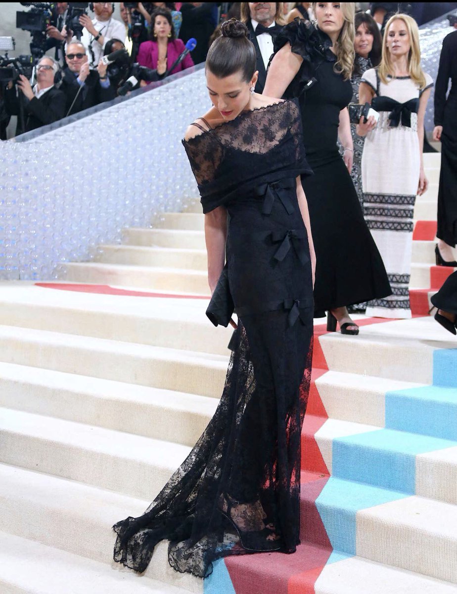 marioaranaga's tweet photo. En honor a Karl … #GalaMet #galamet2023 #ALineOfBeauty #CharlotteCasiraghi #Chanel #aranagatips https://t.co/oSbUSZCCo5
