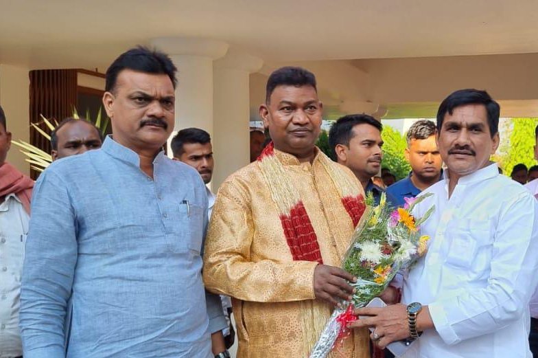 YadavSubhashRjd's tweet photo. झारखंड सरकार में माननीय मंत्री सह चतरा से राजद विधायक श्री @BhoktaSatyanand जी को जन्मदिन की हार्दिक बधाई एवं शुभकामनायें। 

ईश्वर से आपके उत्तम स्वास्थ्य एवं दीर्घायु जीवन की कामना करता हूँ।
@RJD4Jharkhand https://t.co/pnWNkpst6G