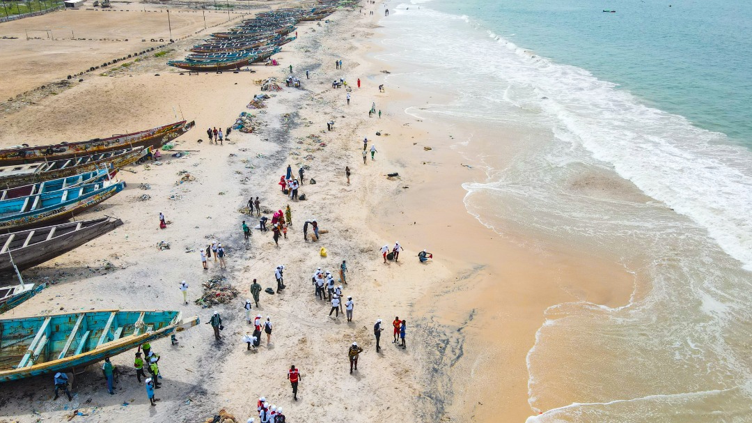 AgirLMT's tweet photo. #EUBeachCleanup #worldcleanupday #TeamEurope #crac #teammedza #AgirPetiteCote 
Retour #UEBeachCleanUp 2022 pour nettoyer la plage du quai de pêche de Bargny 📷 
📷 500 personnes
📷 550 sacs de déchets en 2 heures 1/3 https://t.co/yzhJuxSwYY