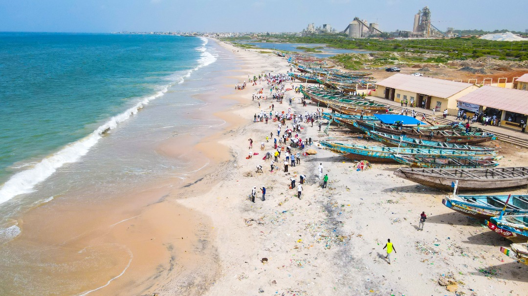 AgirLMT's tweet photo. #EUBeachCleanup #worldcleanupday #TeamEurope #crac #teammedza #AgirPetiteCote 
Retour #UEBeachCleanUp 2022 pour nettoyer la plage du quai de pêche de Bargny 📷 
📷 500 personnes
📷 550 sacs de déchets en 2 heures 1/3 https://t.co/yzhJuxSwYY