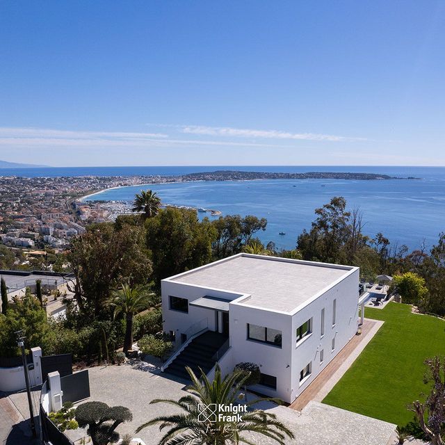 EstateNetFrance's tweet photo. Knight Frank French Riviera presents its Newly listed modern property in Super #Cannes, an Exceptional villa with panoramic #seaviews.

REF. 8100 | 📍Super Cannes 
https://t.co/zbQUiqTpRX
. . .
#knightfrank #knightfrankfrenchriviera #kffrenchriviera #frenchriviera #cotedazur https://t.co/InCI5f84aK
