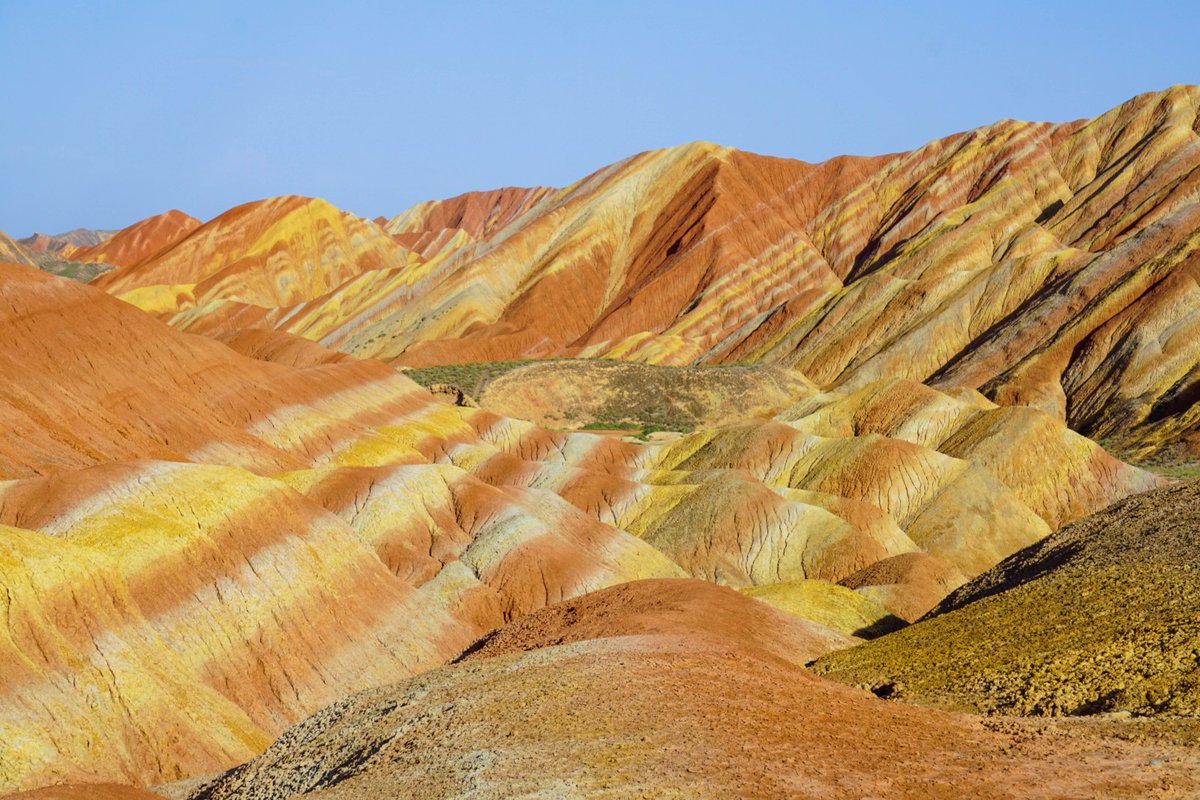We're happy to announce that Raul-David Serban's photo 'A world of flowing colors' is among the winners of the #EGU23 Photo Competition!
His stunning image captures the beautiful Rainbow Mountain in China and its unique geological history. Congratulation!

bit.ly/40YeFyi