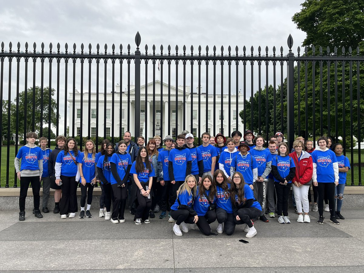 PavkovAnna's tweet photo. “Tiffany” aka bus 1 at the White House! #yourSMS #onceacard https://t.co/1lIlcMoI0q