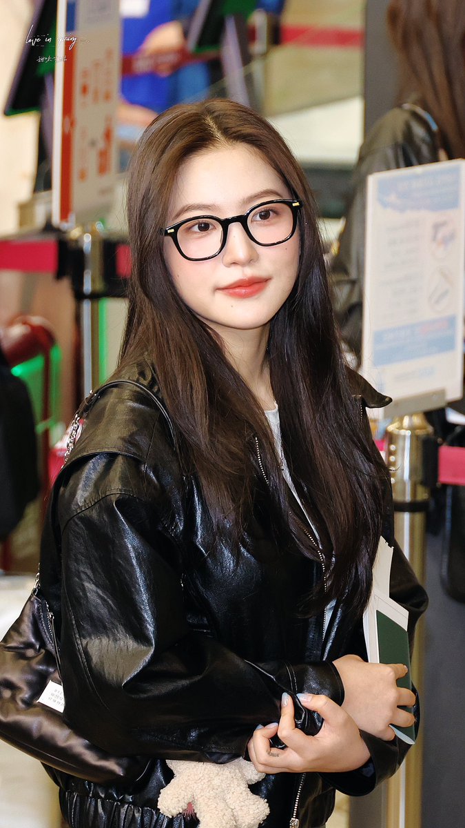 LoveinSpring_35's tweet photo. 230502 출국 

😬😆예림미 귀여워요...🥲🥹

#YERI #예리 
#RedVelvet #레드벨벳 https://t.co/Su6oduzx8F