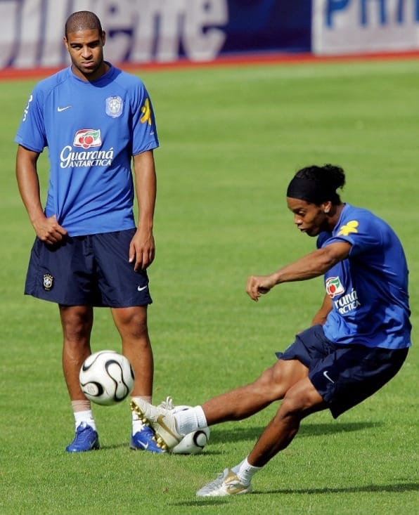 10Ronaldinho's tweet photo. Uma recordação linda com meu parceiro Adriano em um dia de treino de cobranças de faltas!!! https://t.co/GLQLNO5Zgh