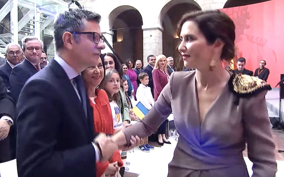 BrainstormCarlo's tweet photo. ¿Esto es acoso?
No sé. Sin duda no me parece ni educado ni siquiera respetuoso. Es de abusones. https://t.co/DFq4IGZctO