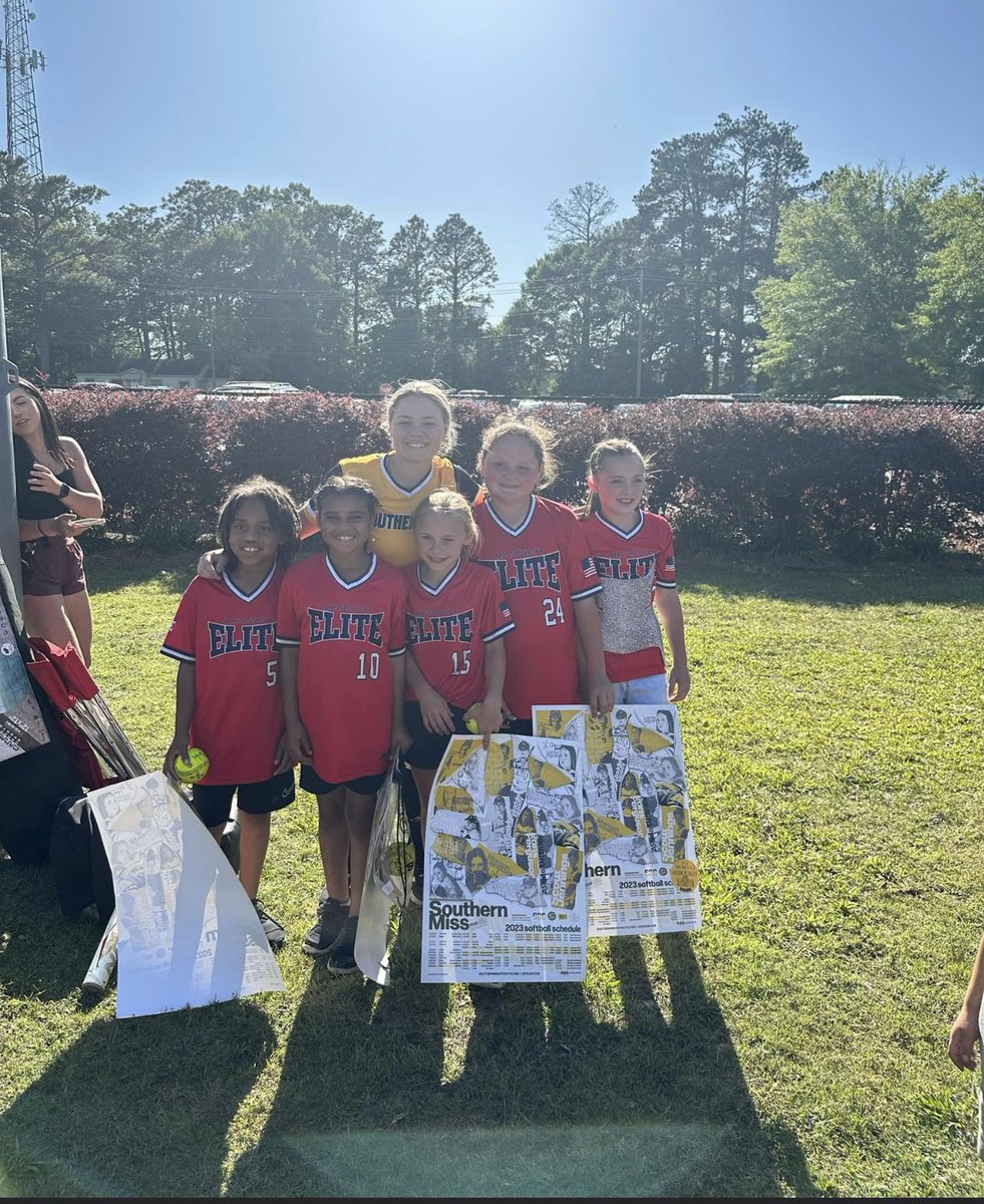 jackiemmoo's tweet photo. Got some home town girls that came to the park this weekend!  @MaddieMoo14 was so glad to see them !  @KadeMoodyCPA @SouthernMissSB @BradSmithUSM @NataliePooleUSM https://t.co/1ApvPuxp0A