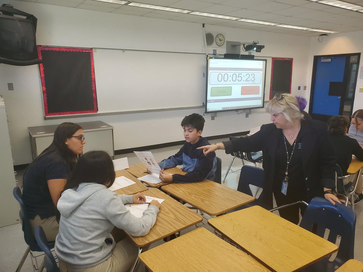 MDCPSSci's tweet photo. A great way to engage #ScienceThinking with our students is through rotations. Here is an example of Mrs. Herrera @LulyTeach123 doing so at @rubendariomcs with our students. #ThankYouEducators @AileenVega123 @WendyForteza @DaneMDCPS @NestorEMarcia @MDCPSSTEAM @MDCPSAcademics https://t.co/MLQ9fwxMp2