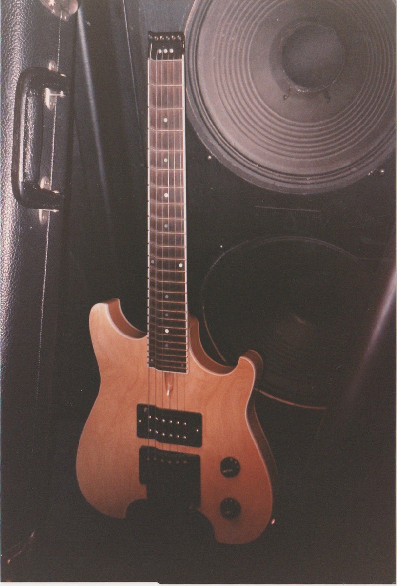アラン・ホールズワースのピッコロギター

写りの良い写真発見（1996自宅にて）
6弦あたりで歪んでます😅

作ってはみたが使い道がなく即売り飛ばした、と思いきや、
『Sonic Undertow』/ RIPTYDEの2曲で使用。

#AllanHoldsworth #piccologuitar